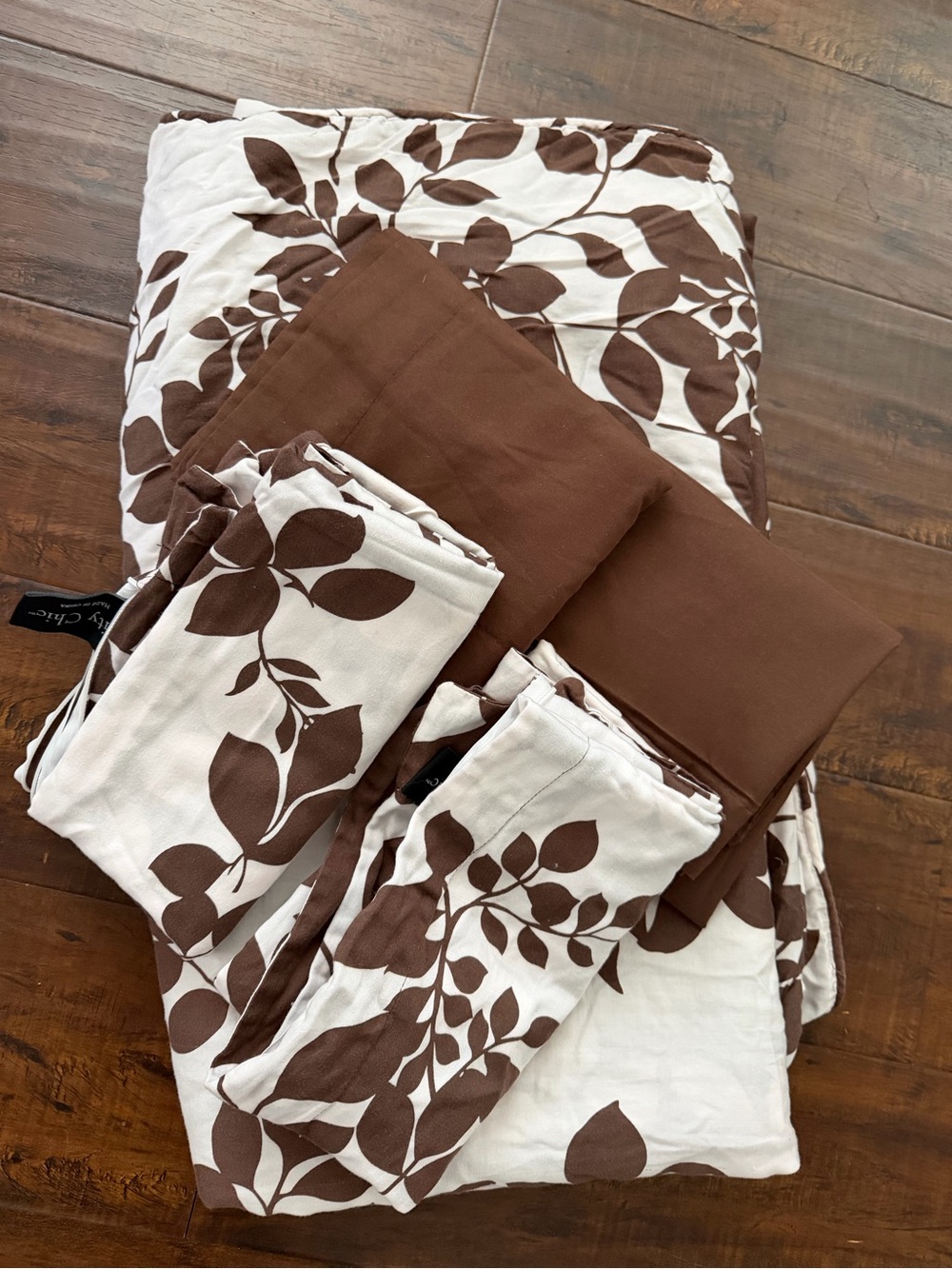 King Duvet Brown & White Leaf Print Set and 2 Euro sham covers